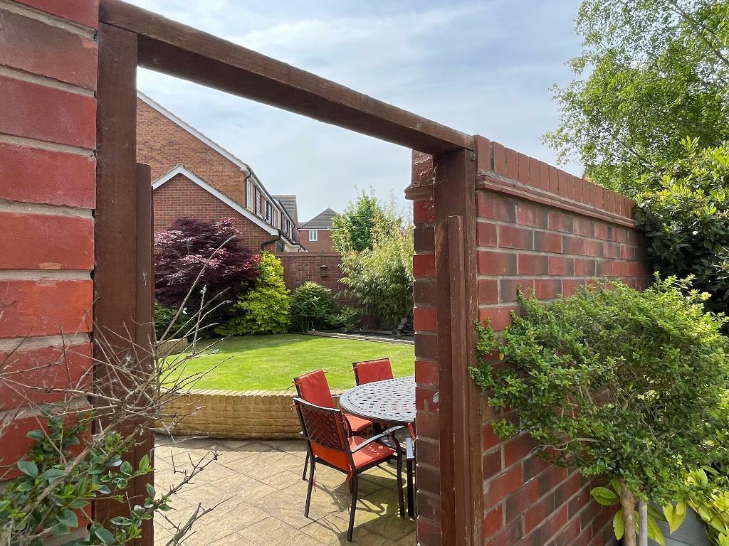 Side gate to rear garden