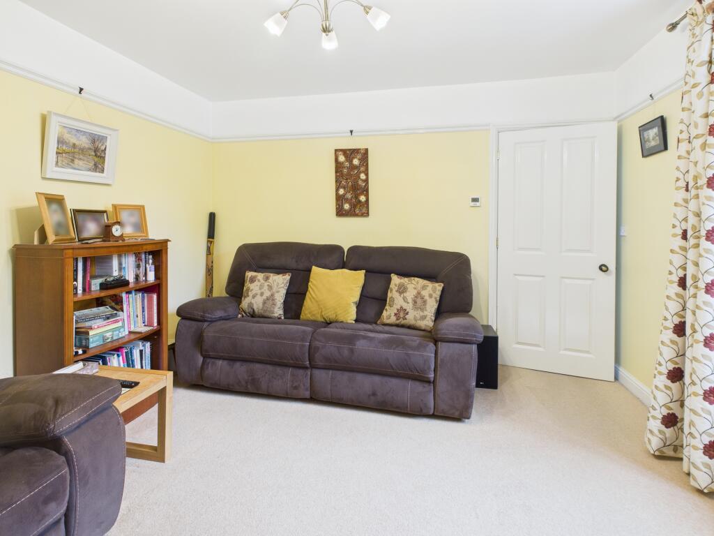 CAM02519G0-PR0330-STILL014