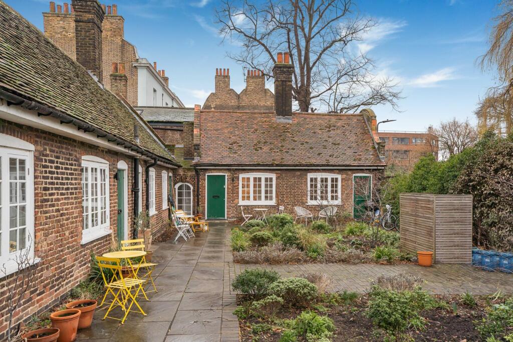 Entrance/Communal Gardens