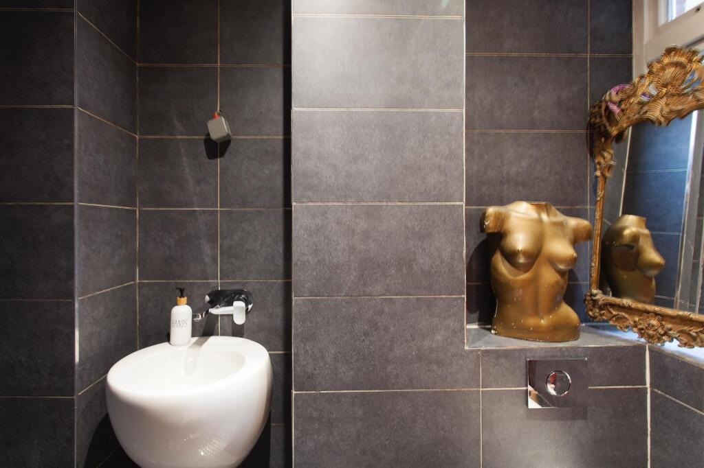 linfield gardens bathroom shot .jpeg