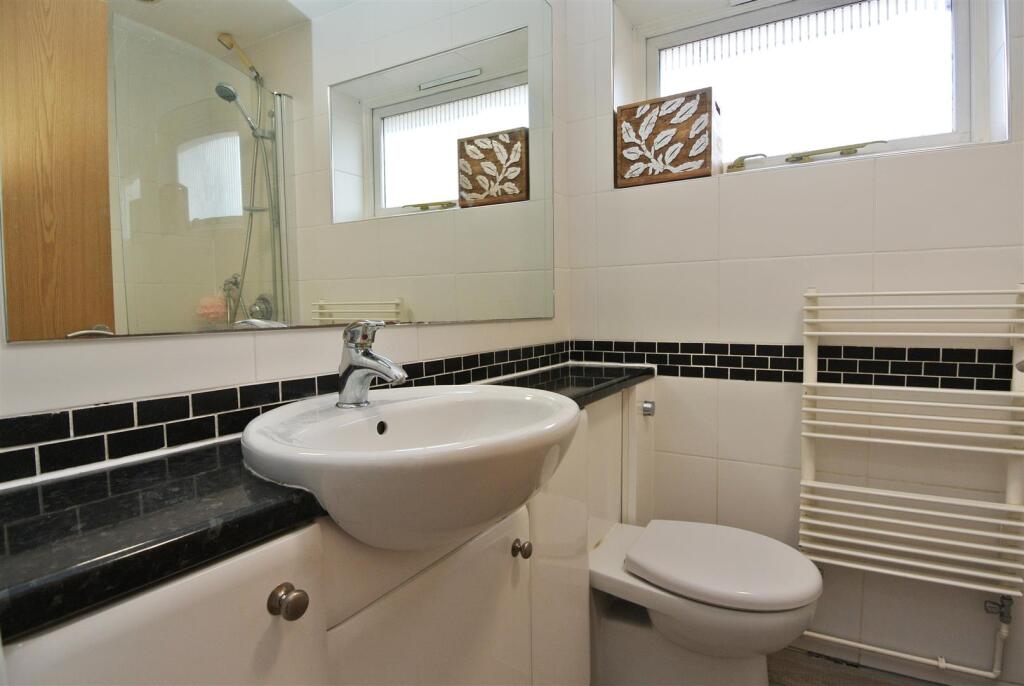 LHR Bathroom1.jpg
