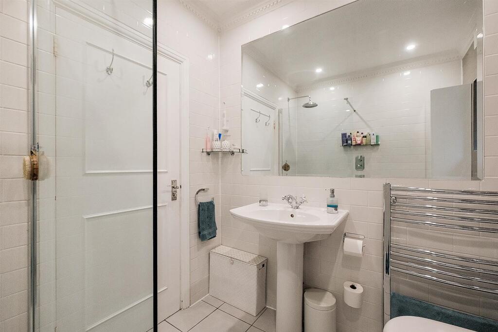 Flat 2, 70 Hermon Hill-10.jpg