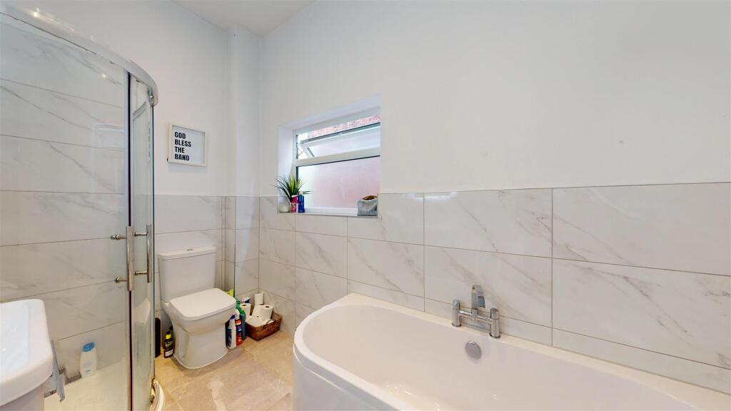 Hereford Road 79 Bathroom.jpg