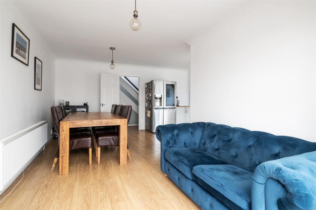 47 Chantry Heath Crescent_7.jpg
