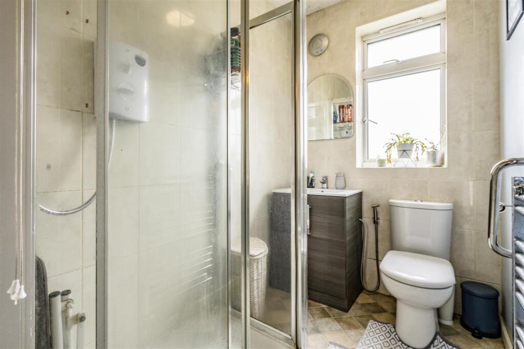 Davidson Frost-Wellings, DFW, Kenmore Road, Shower