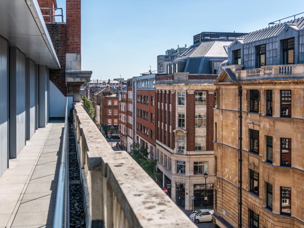 200807 - 19 Bolsover, Apt 2 - 45.jpg