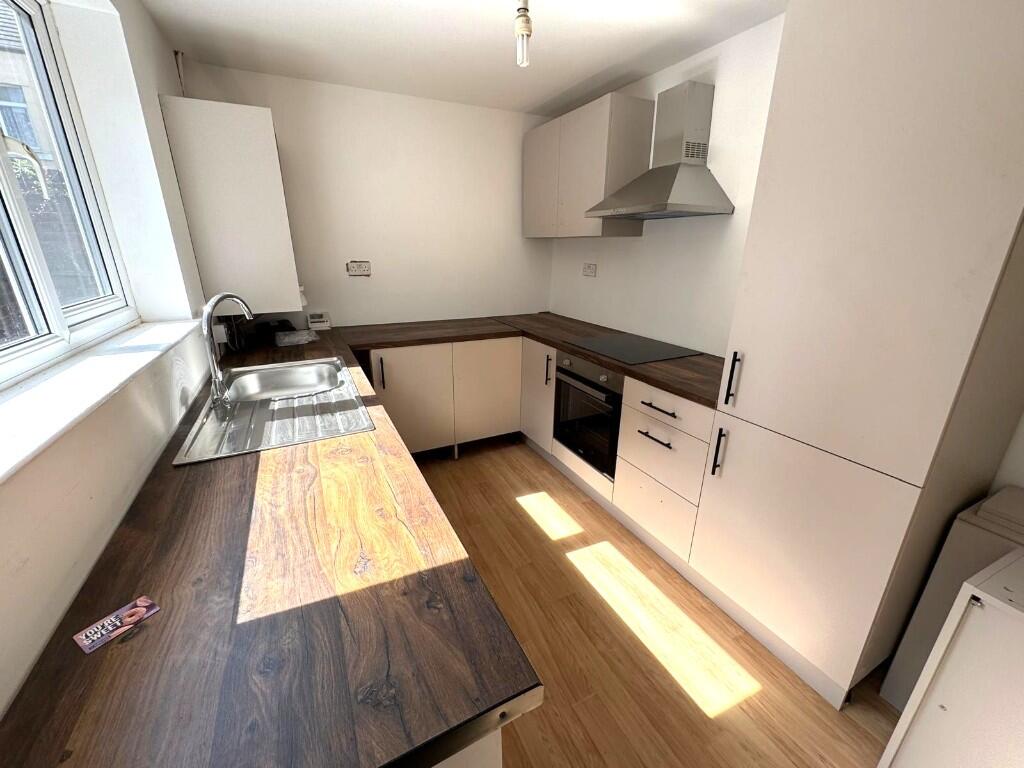 FITTED KITCHEN