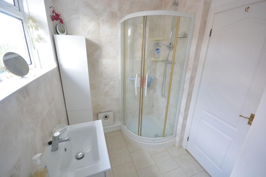 FAMILY SHOWER ROOM