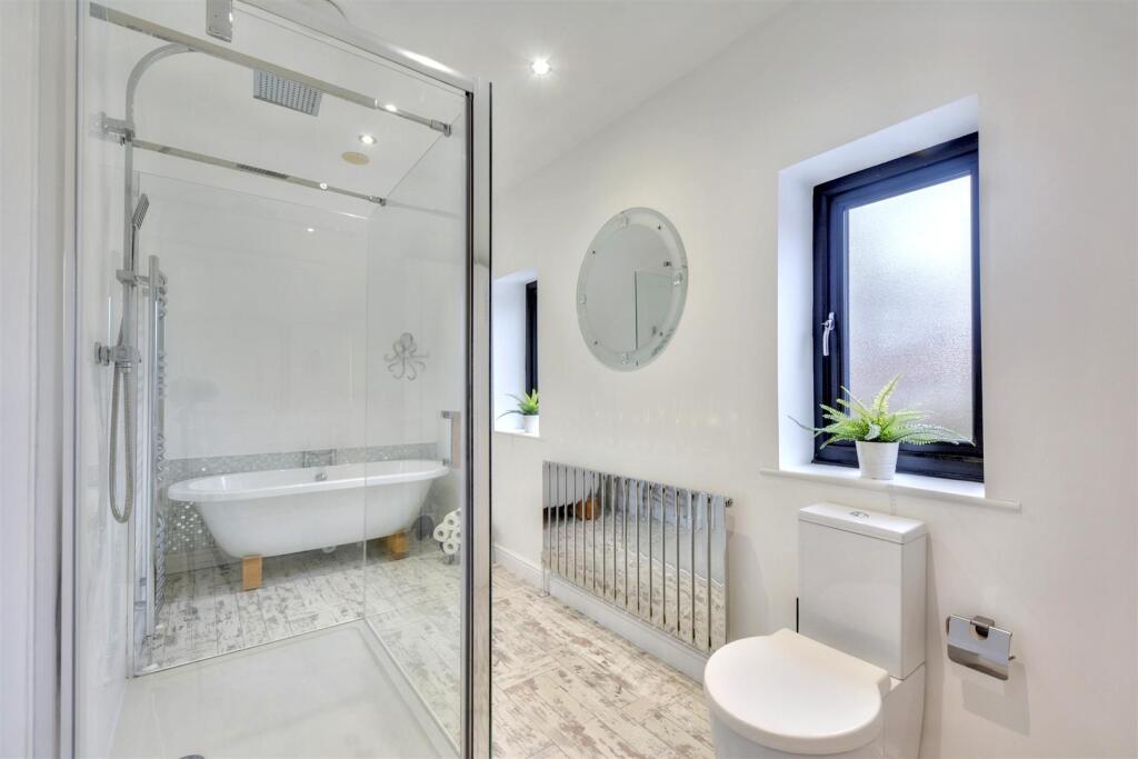 Ensuite Bed One_1.jpeg