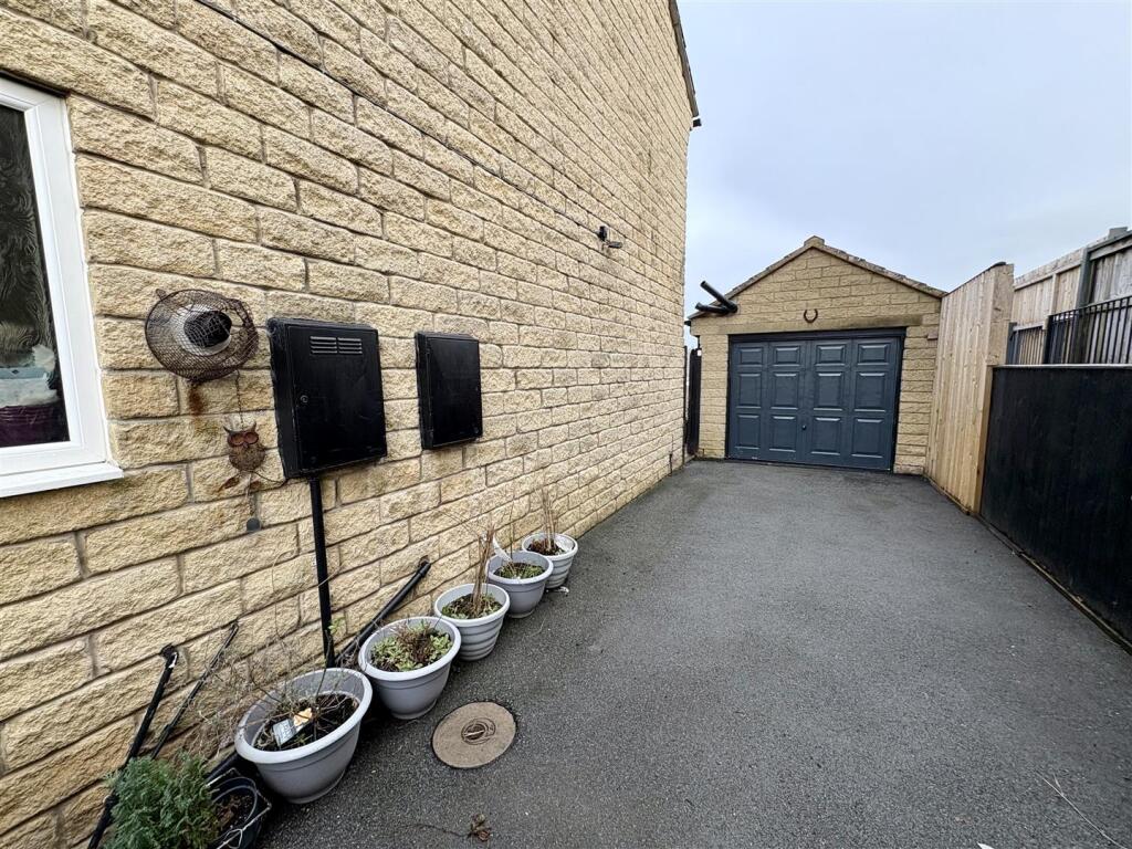 Bramleys Estate Agents - High Bank Close - Elland 