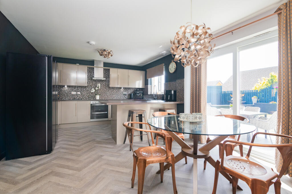 8 Strathcarron wynd  Pa2 7aj-23