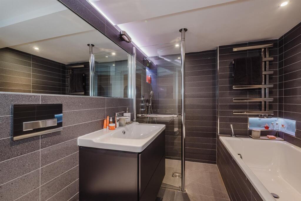 En Suite Bathroom - PB1