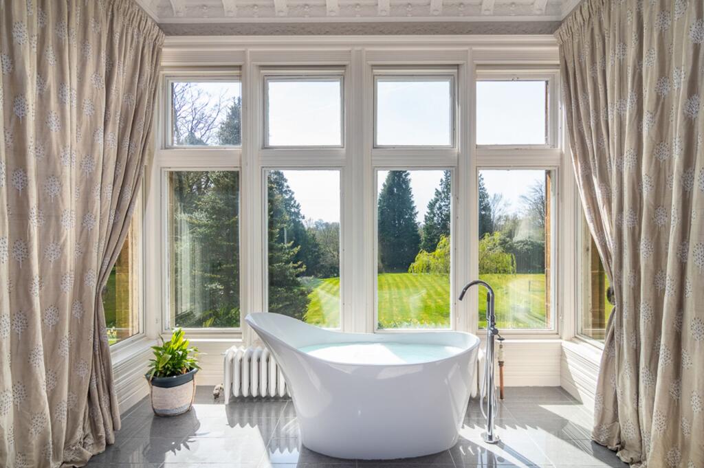 Principal bedroom bath