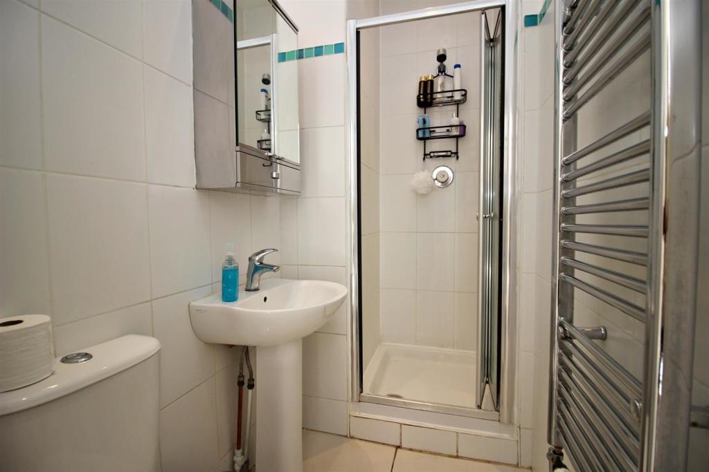 Bed 1 En-suite.JPG