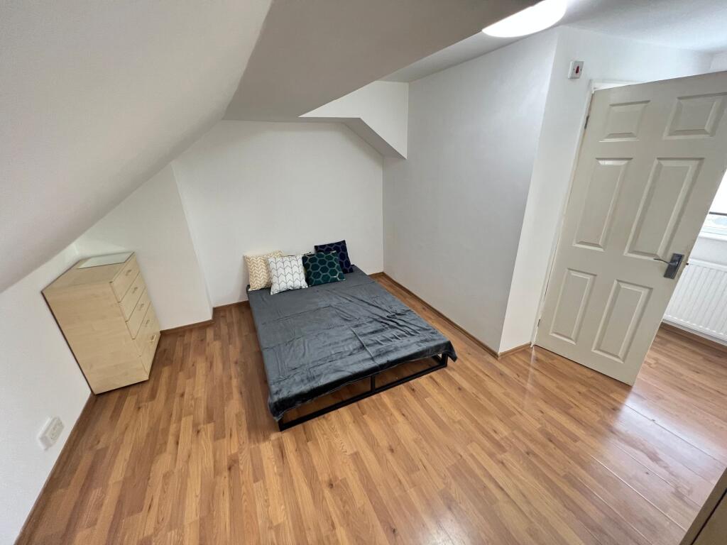 A neat and well-maintained single bedroom featu...