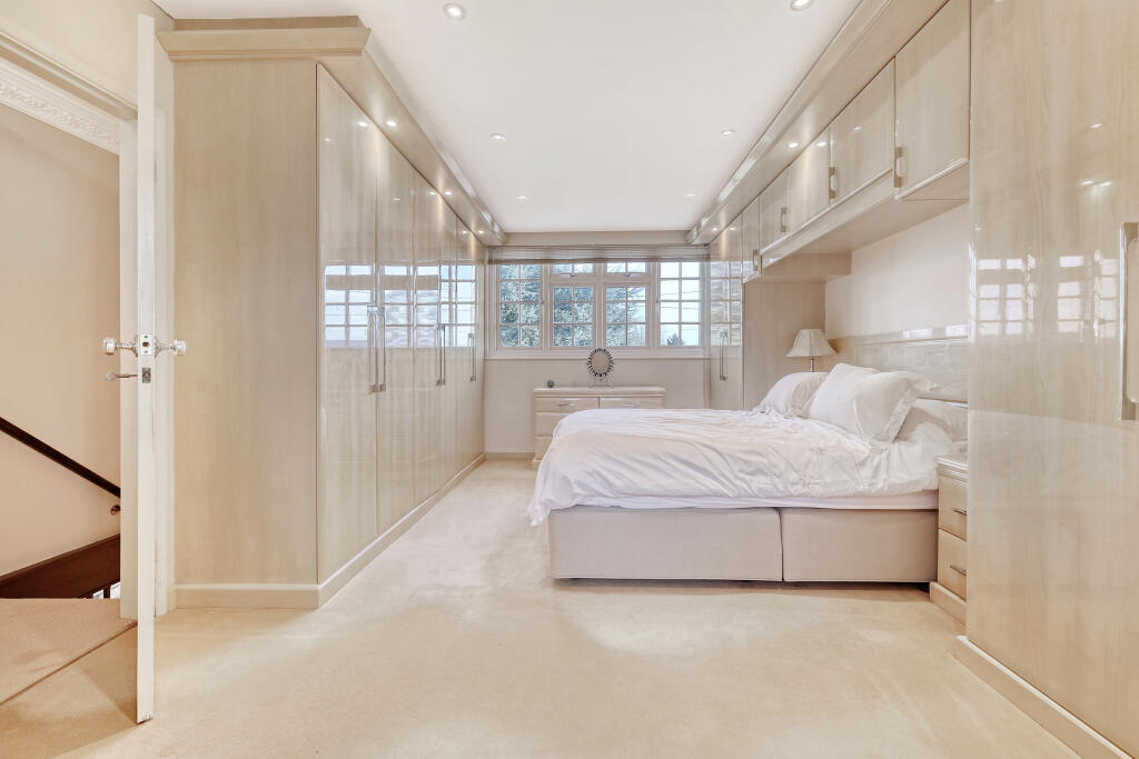  Master bedroom with fitted wardrobes and en-suite