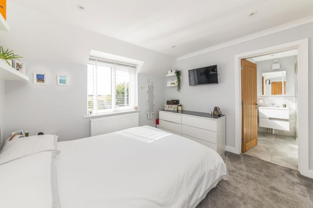 TRANQUIL BEDROOM EN-SUITE.jpg