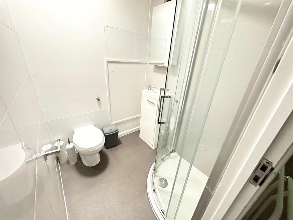 2nd floor shower.jpg