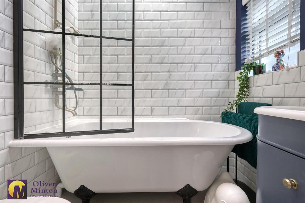 ATTRACTIVE FAMILY BATHROOM