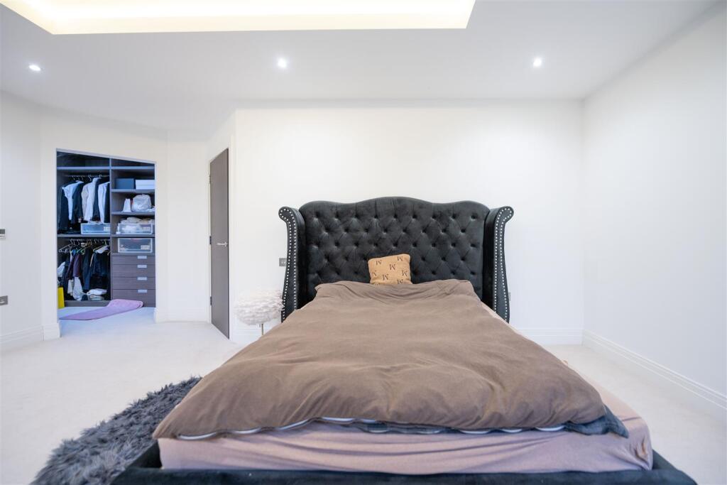 Master Bedroom           .jpg