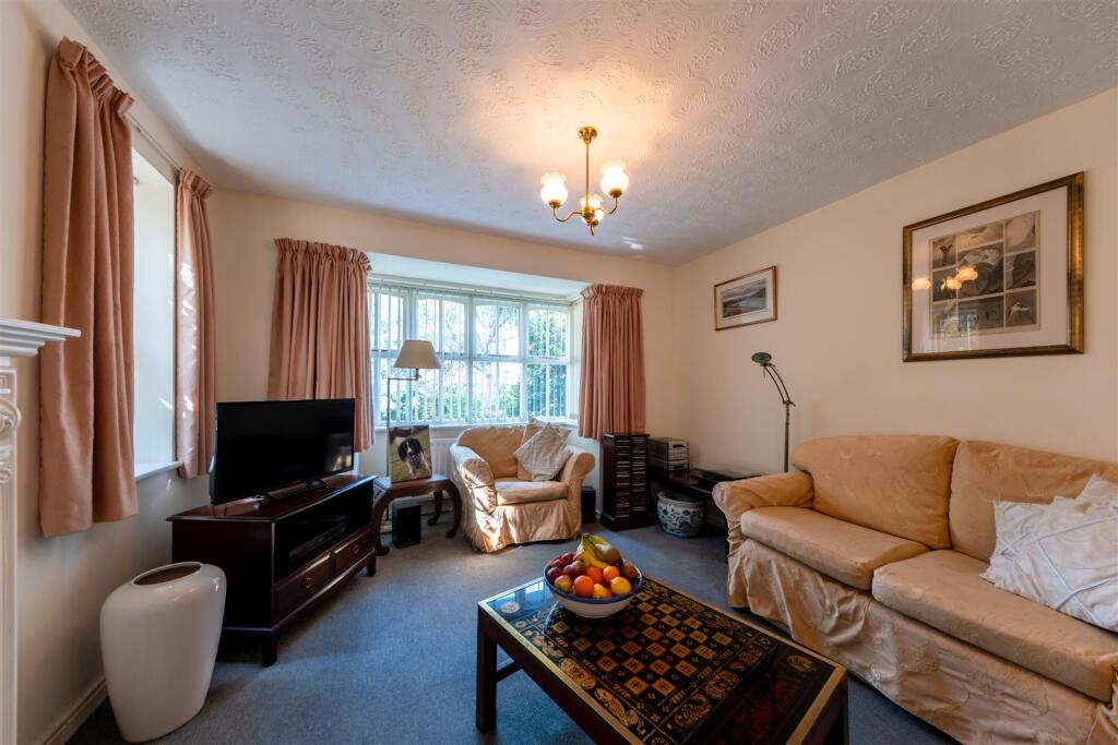 2 Cedar Close -008.jpg