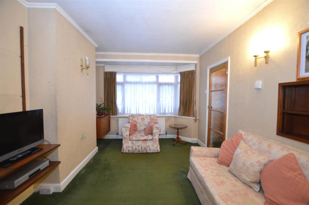 9 Villiers Avenue living .JPG