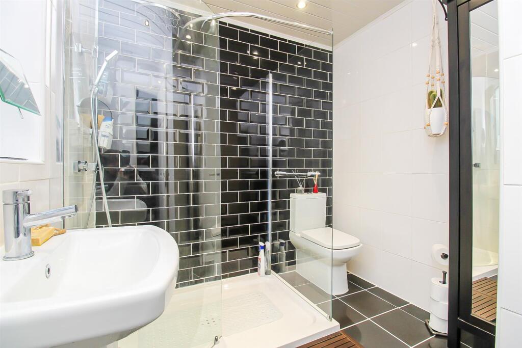 EN SUITE SHOWER ROOM/W.C.