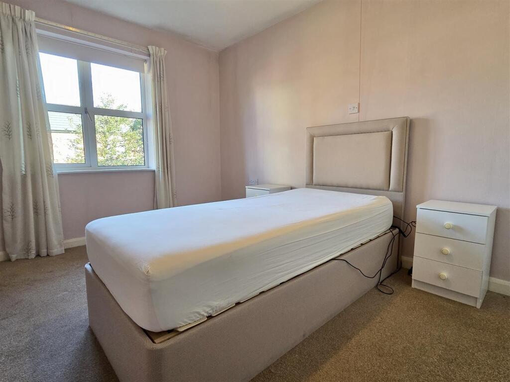 DOUBLE BEDROOM