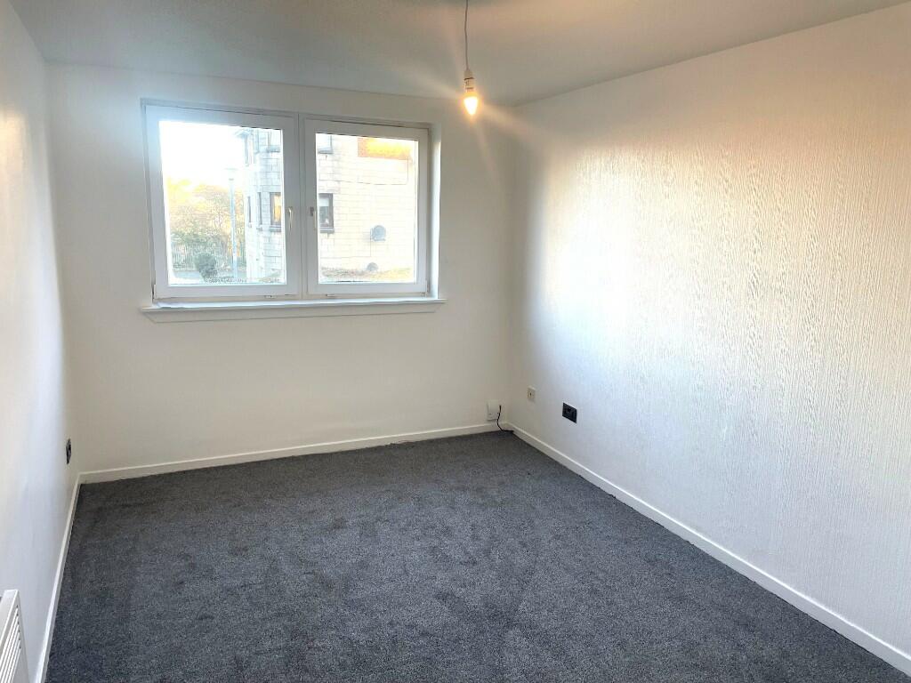 Lounge 4.2m x 2.7m