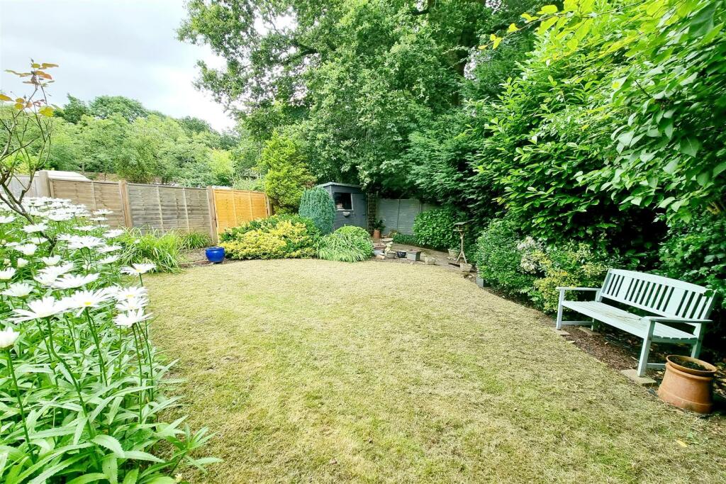 AMAZING REAR GARDEN: PIC. 2