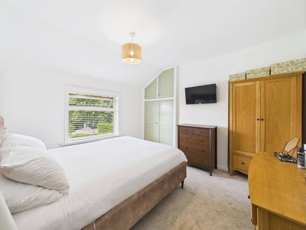 CAM02093G0-PR0048-STILL029