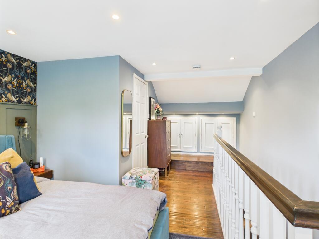 CAM03729G0-PR0080-STILL026