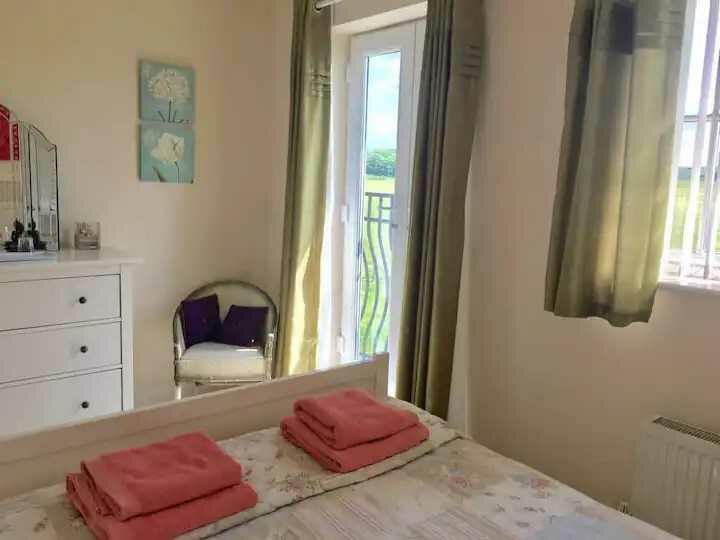 Bedroom (rear)