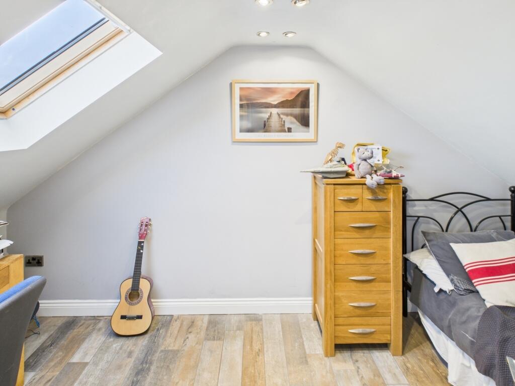 CAM04233G0-PR0017-STILL050