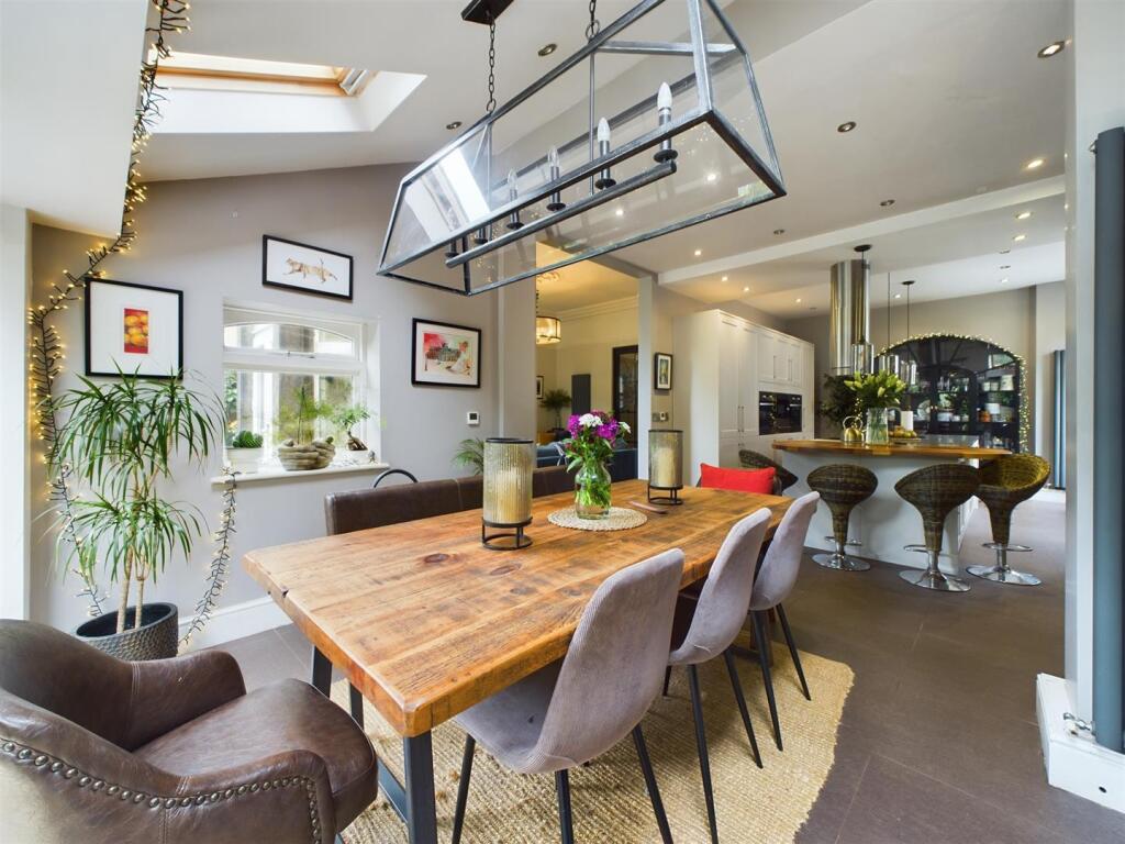 Superb Open Plan Dining Kitchen