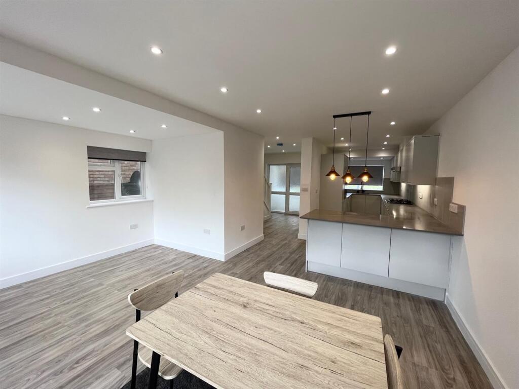 OPEN PLAN KITCHEN &amp; LIVING SPACE