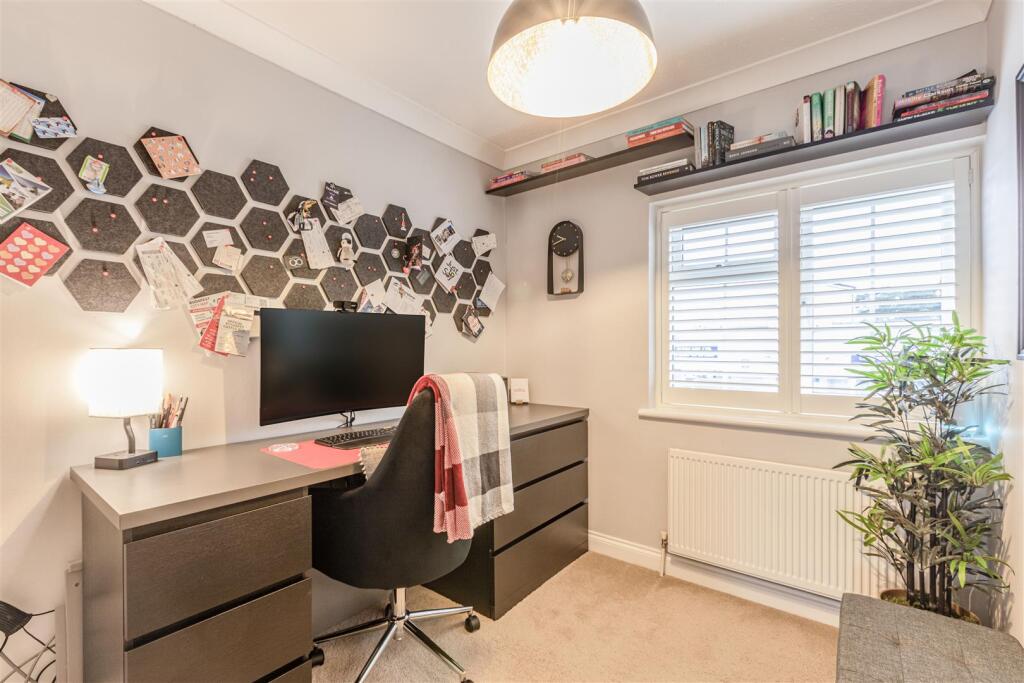 143 High Road, Byfleet, KT14 7RJ - 6.jpg