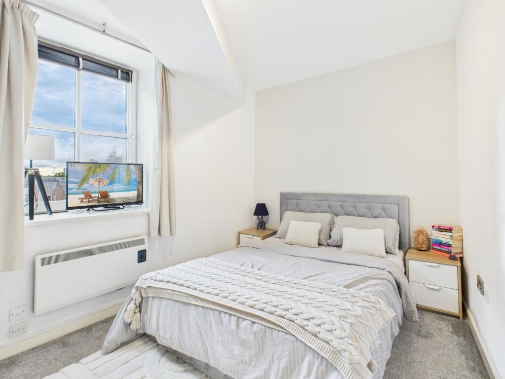 CAM03729G0-PR0142-STILL025