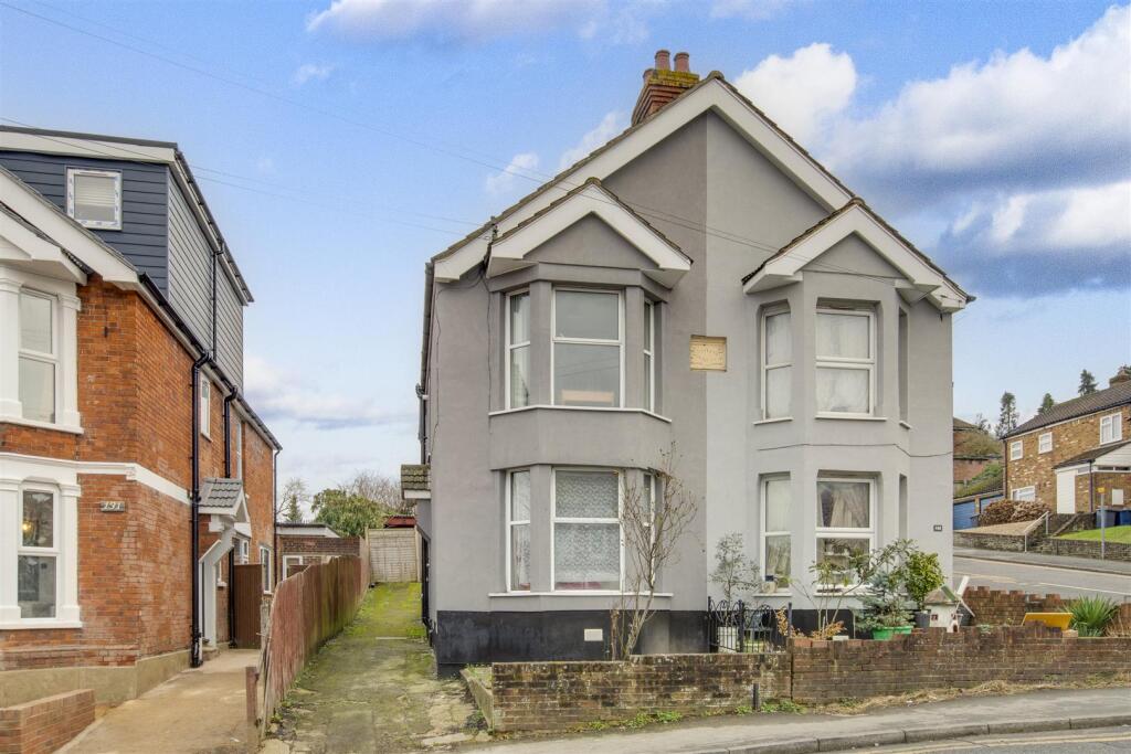 133 Desborough Avenue, HP11 2SG-11.jpg