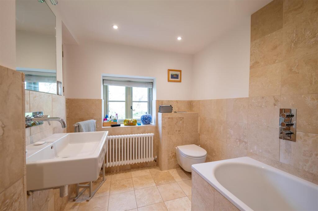 bathroom 1.jpg