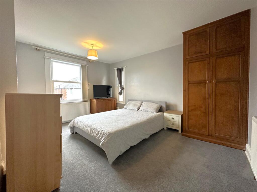 Dual-Aspect Master Bedroom 946
