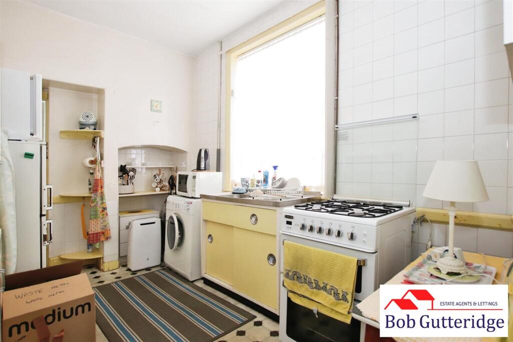 FITTED KITCHEN