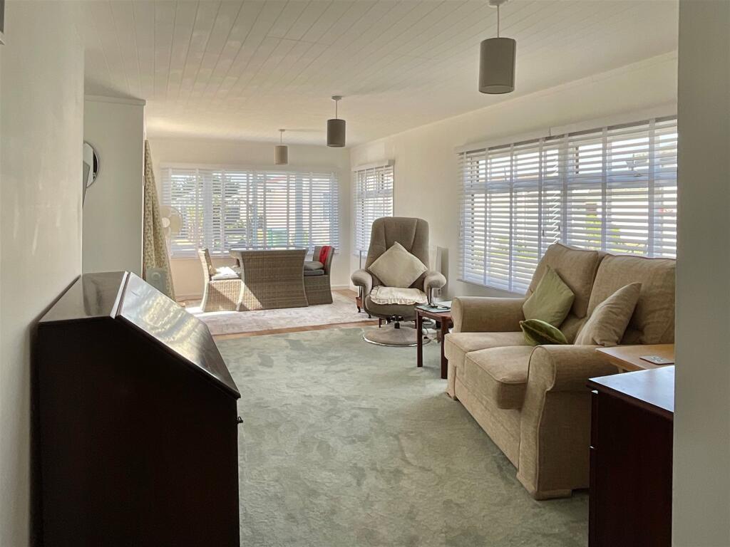 Lounge/ Dining Area