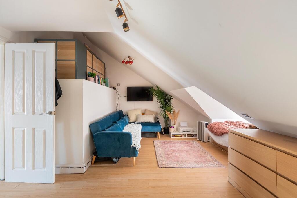 0C8RKE - Bedroom H.jpg