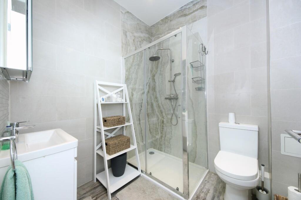 Gv- F2 - 34 Gunnersbury Ave (17).jpg