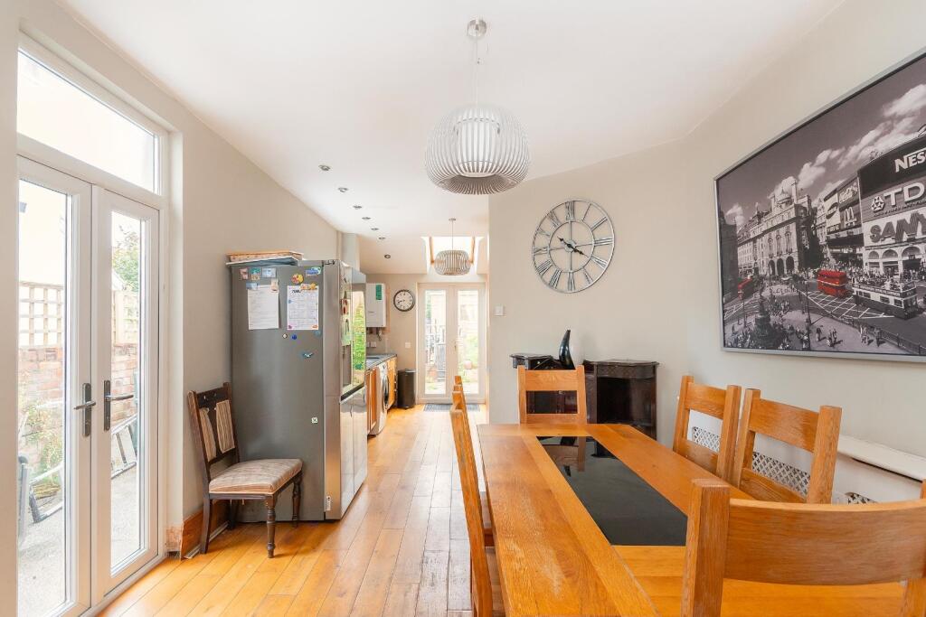 2W4RKE - Kitchen E.jpg