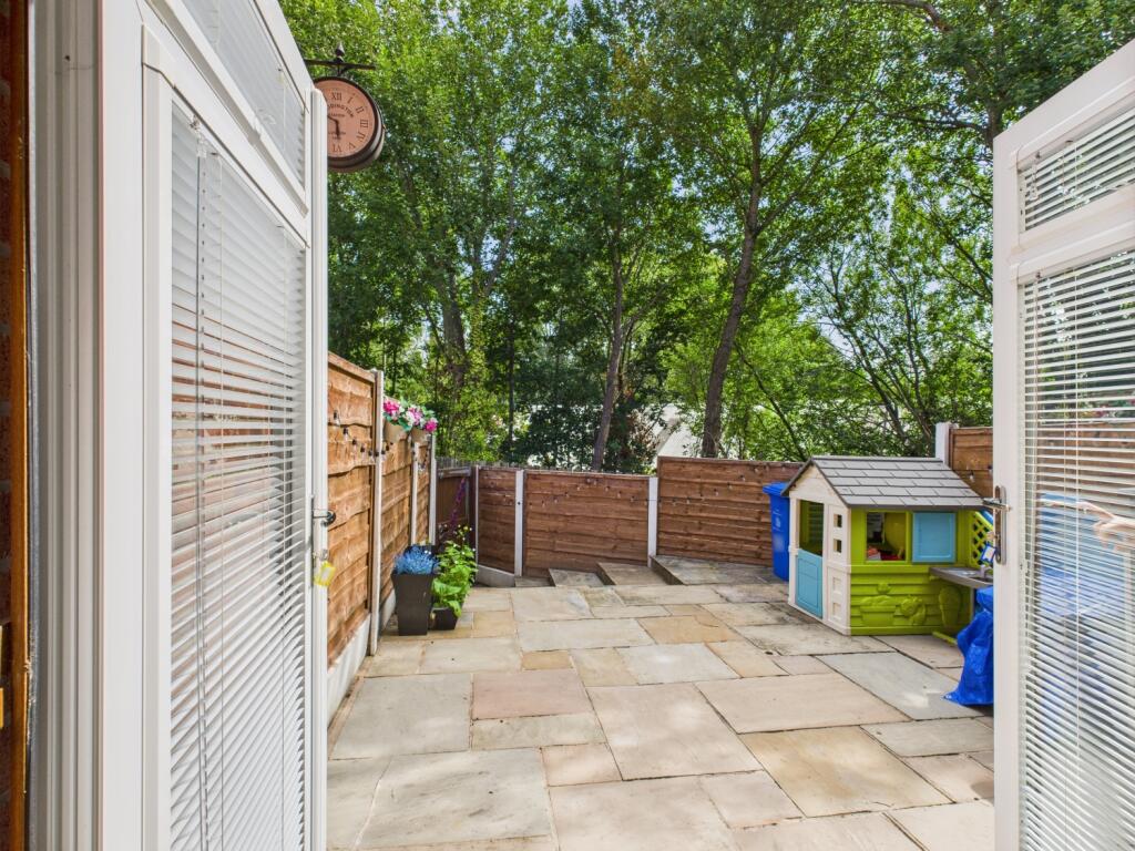 CAM03729G0-PR0116-STILL024