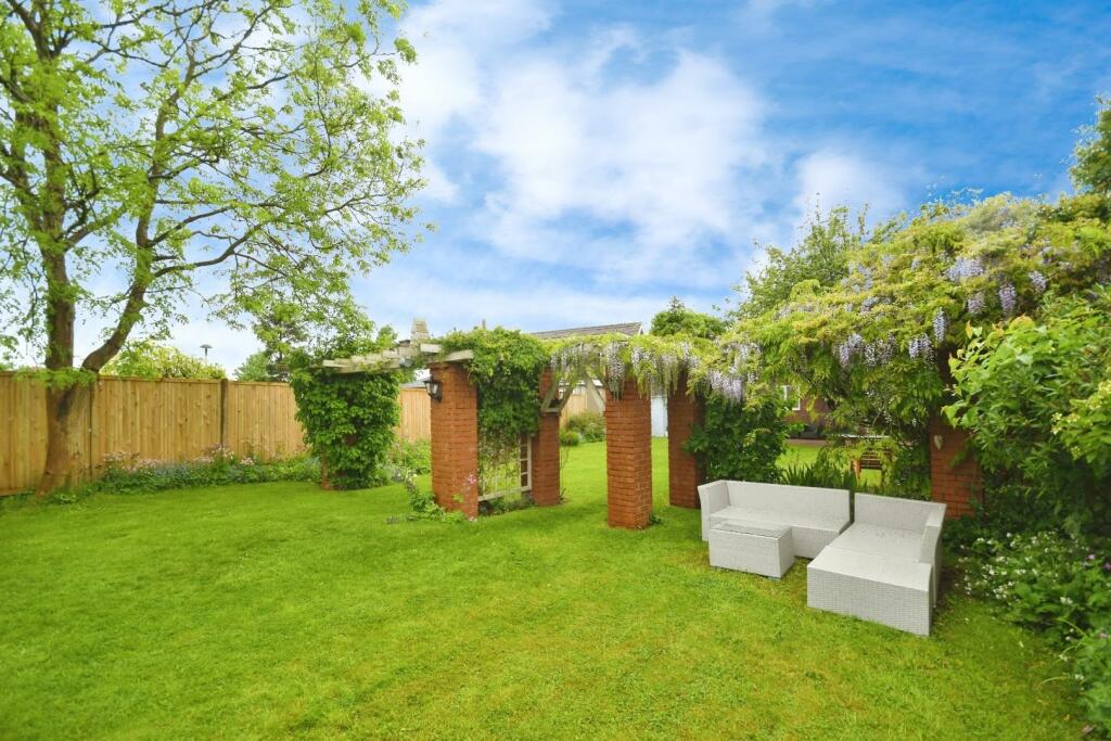 REAR GARDEN 04.jpg