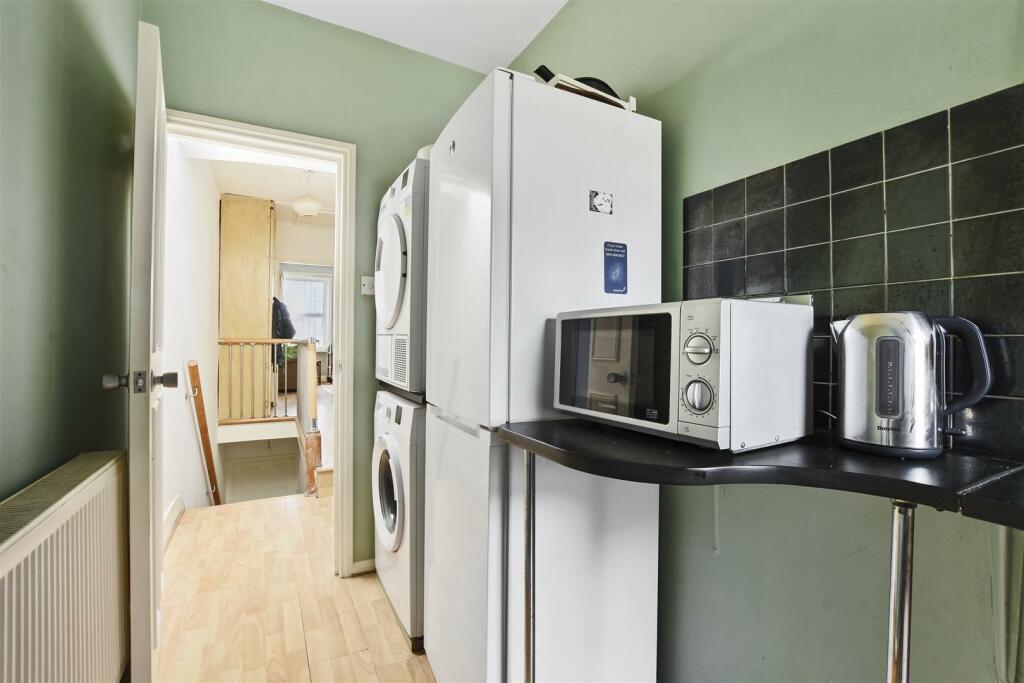 11-622fGCWT - FFF 37 Earlsmead Road - Kitchen 5 -O