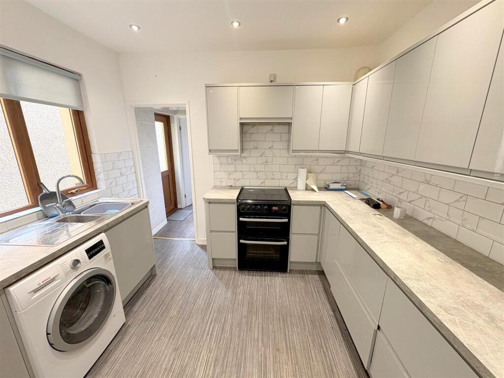 Kitchen a.jpg